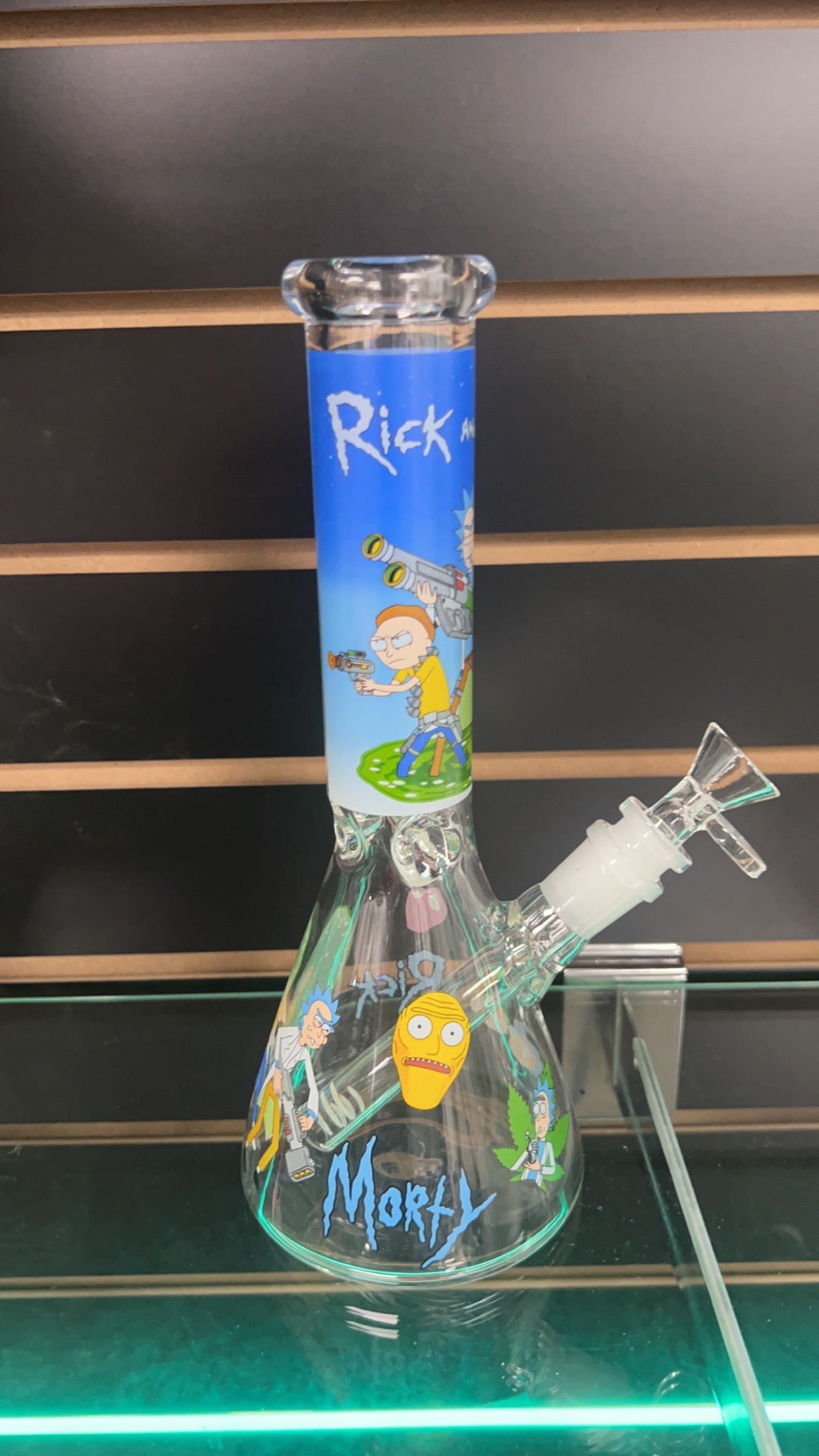 Bong Medium Rick and Morty – SmokeyCave